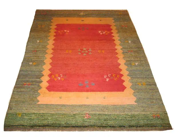 Handgeknoopt Gabbeh tapijt met een effen rode achtergrond en eenvoudige geometrische motieven.