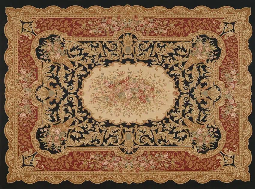 Gedetailleerd Frans Aubusson tapijt met centraal medaillon en delicate florale motieven.
