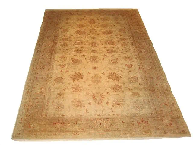 Handgeknoopt Ziegler tapijt met een serene beige achtergrond en verfijnde klassieke patronen.