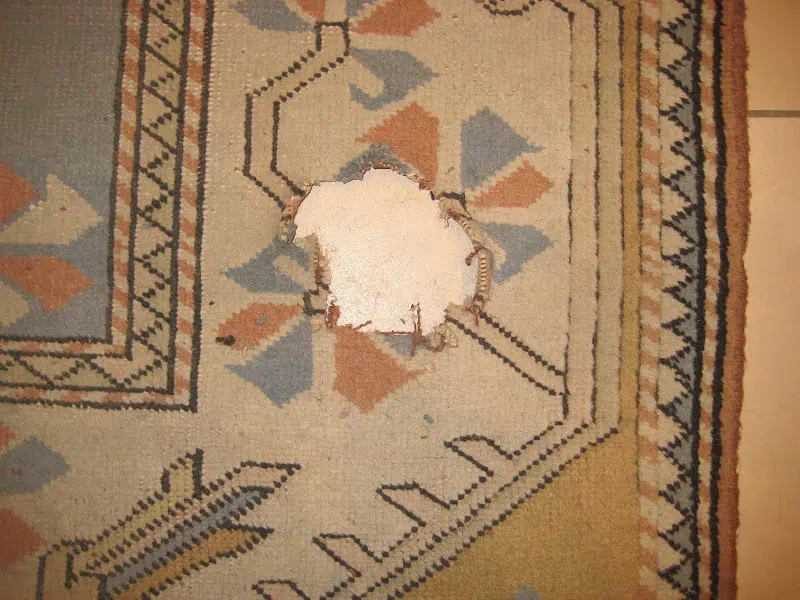 Reparatie van een gat in het tapijt (voor)