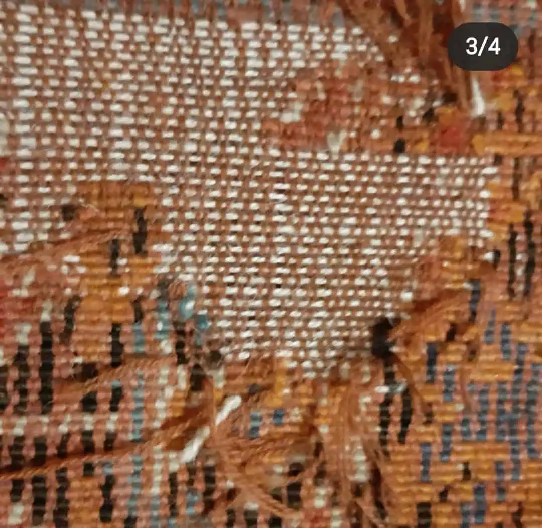 een beschadigd tapijt vóór reparatie