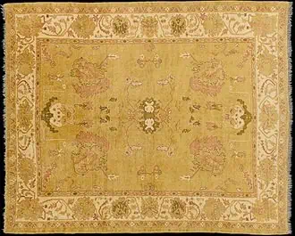 Oushak tapijt uit Turkije, handgemaakt met all-over design op een lichtgele achtergrond.
