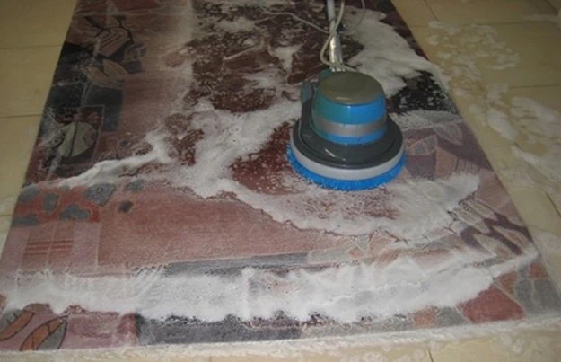 Professioneel tapijt schoonmaken met een speciale machine